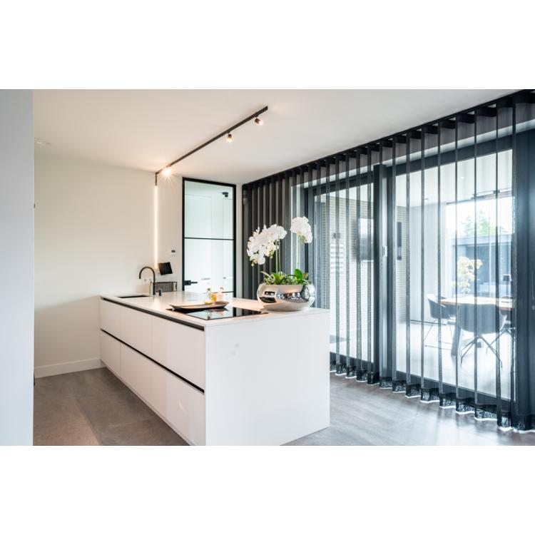 Inbetween Bellis Zwart